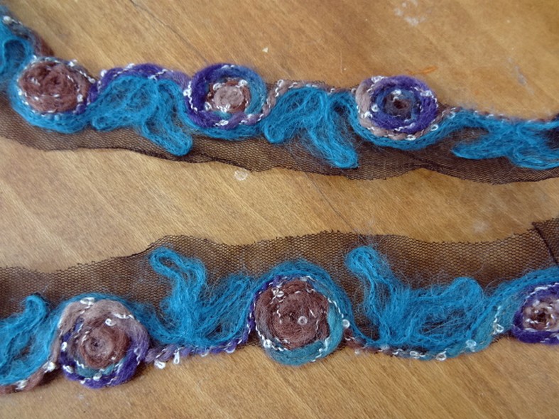 Galon laine feutree sur resille noire macaron bleu amethyste noisette