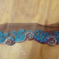 Galon laine feutree sur resille noire macaron bleu amethyste noisette 1