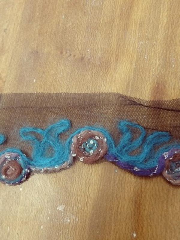 Galon laine feutree sur resille noire macaron bleu amethyste noisette 1