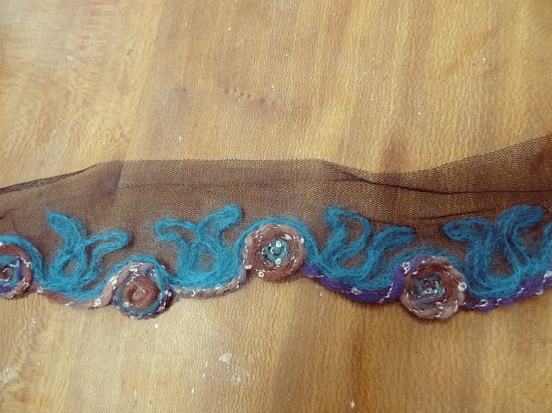 Galon laine feutree sur resille noire macaron bleu amethyste noisette 1