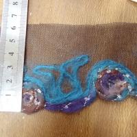 Galon laine feutree sur resille noire macaron bleu amethyste noisette 2 