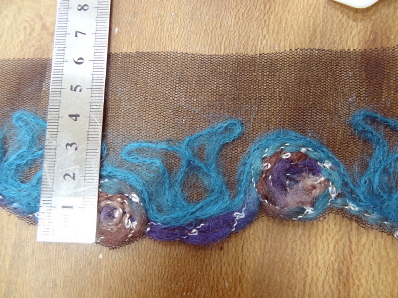 Galon laine feutree sur resille noire macaron bleu amethyste noisette 2