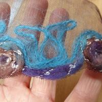 Galon laine feutree sur resille noire macaron bleu amethyste noisette 3