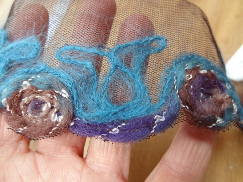 Galon laine feutree sur resille noire macaron bleu amethyste noisette 3