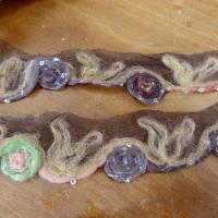 Galon laine feutree sur resille noire macaron saumon noisette et vert 1 1