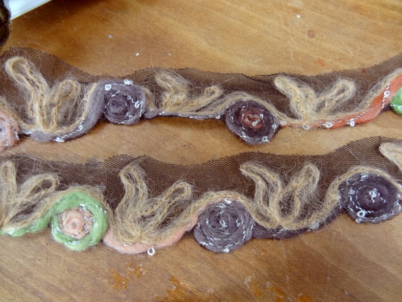 Galon laine feutree sur resille noire macaron saumon noisette et vert 1 1