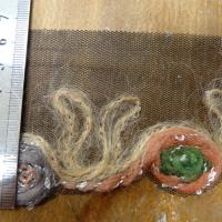 Galon laine feutree sur resille noire macaron saumon noisette et vert 1