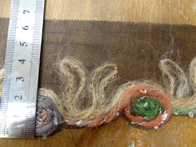 Galon laine feutree sur resille noire macaron saumon noisette et vert 1