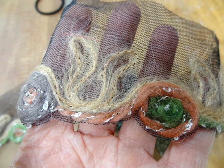 Galon laine feutree sur resille noire macaron saumon noisette et vert 2