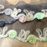 Galon laine feutree sur resille noire macaron saumon noisette et vert 3