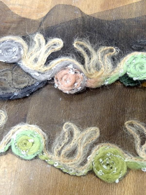 Galon laine feutree sur resille noire macaron saumon noisette et vert 3