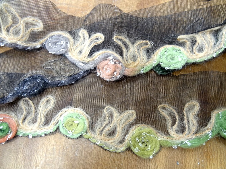 Galon laine feutree sur resille noire macaron saumon noisette et vert 3