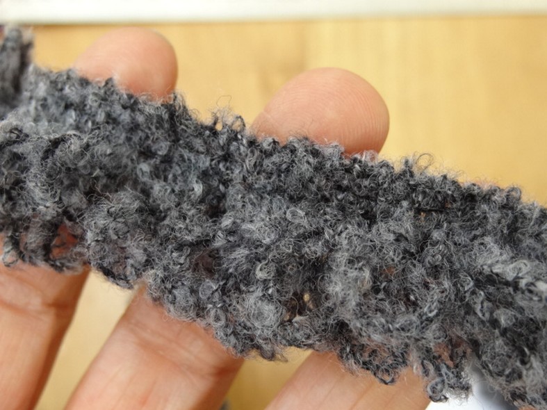 Galon ou frange laine bouclee grise 1