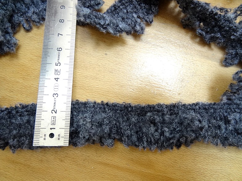 Galon ou frange laine bouclee grise 2 1