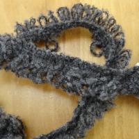 Galon ou frange laine bouclee grise 2