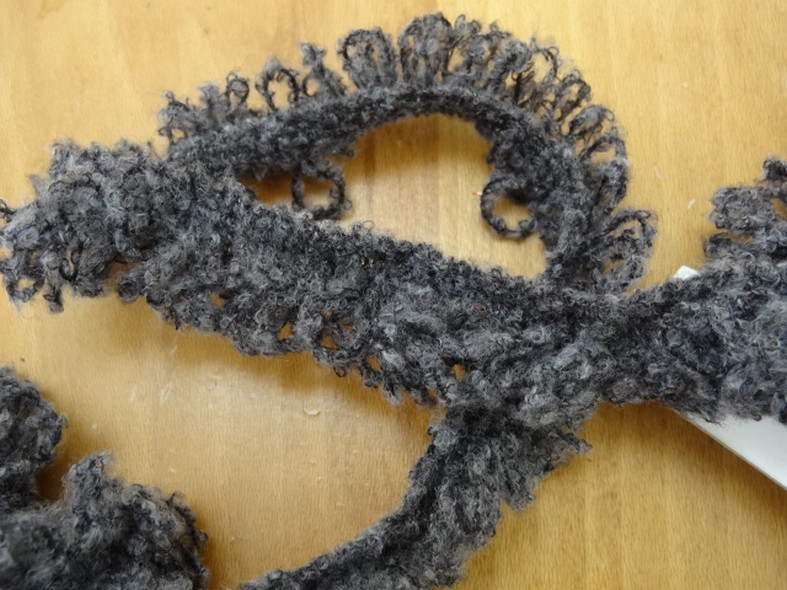 Galon ou frange laine bouclee grise 2