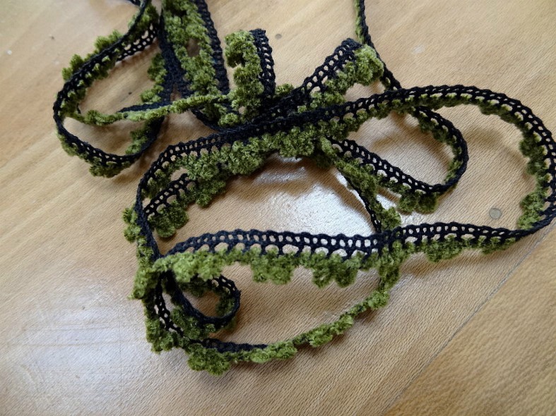 Galon picot velours chenille noir et kaki 2