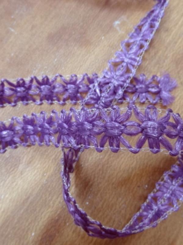 Galon plat fleur de raphia lilas 