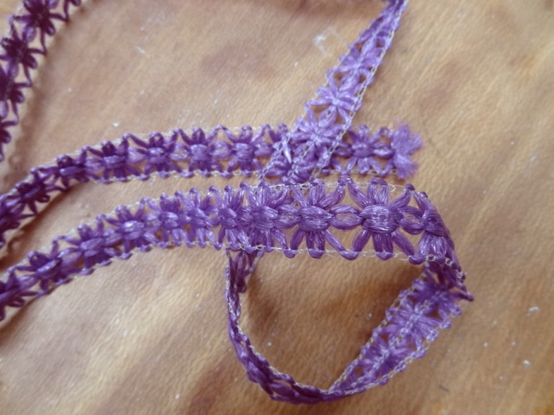 Galon plat fleur de raphia lilas