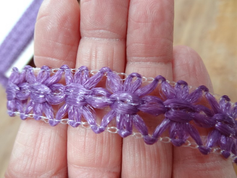 Galon plat fleur de raphia lilas 2