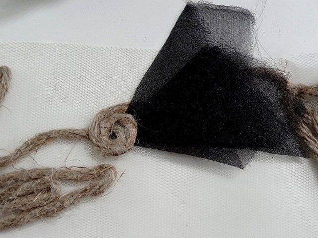 Galon resille et fil de lin motif tulipe noire 2