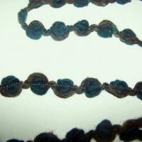 Galon roses en boutons bleu canard