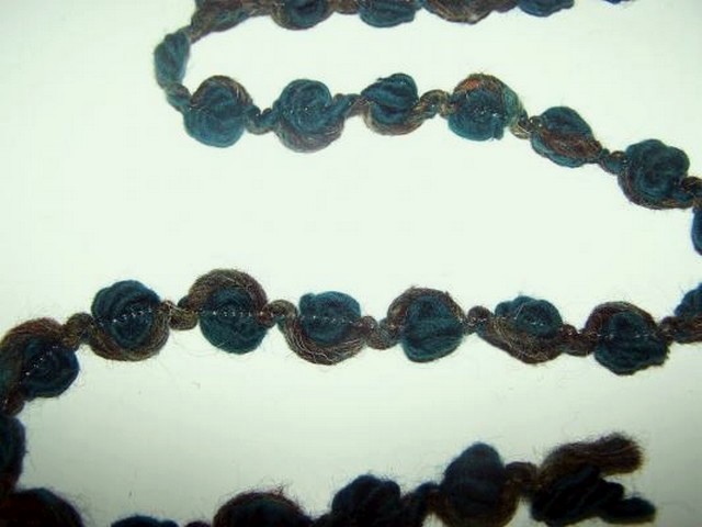 Galon roses en boutons bleu canard