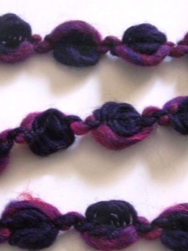 Galon roses en boutons violet prune 3 