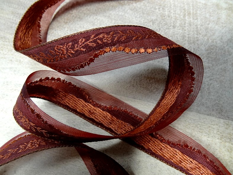 Galon semi transparent rouge turc brode corail 1