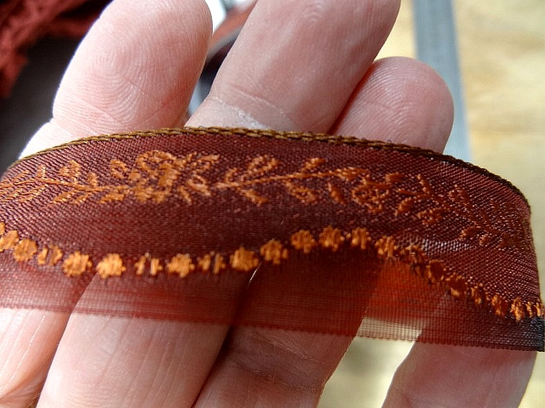 Galon semi transparent rouge turc brode corail 3