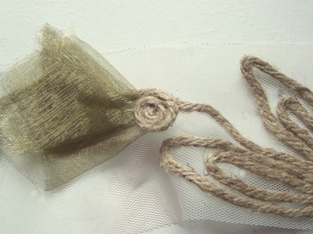 Galon tulipe lin et organza bronze sur resille 3