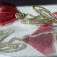 Galon tulipe lin et organza lie de vin sur resille 1