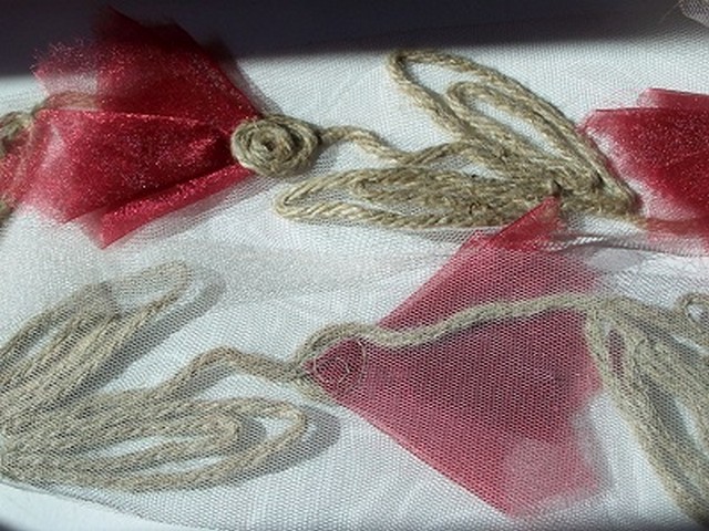 Galon tulipe lin et organza lie de vin sur resille 1