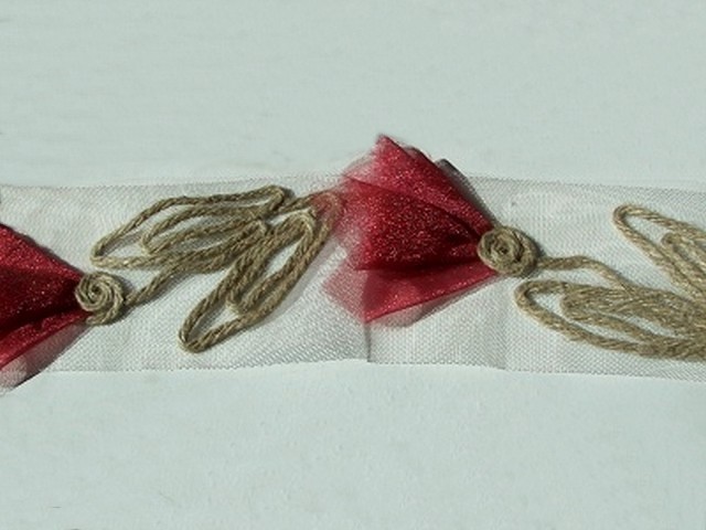 Galon tulipe lin et organza lie de vin sur resille 2