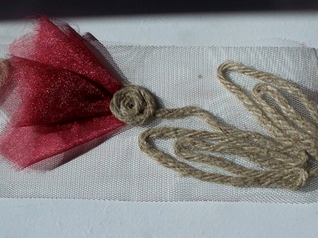 Galon tulipe lin et organza lie de vin sur resille 3