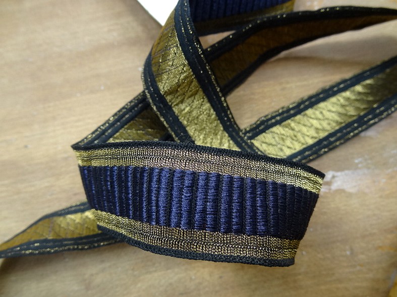 Galon type gros grain bleu indigo borde de lame vieil or 1