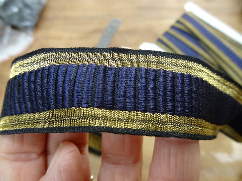 Galon type gros grain bleu indigo borde de lame vieil or 3