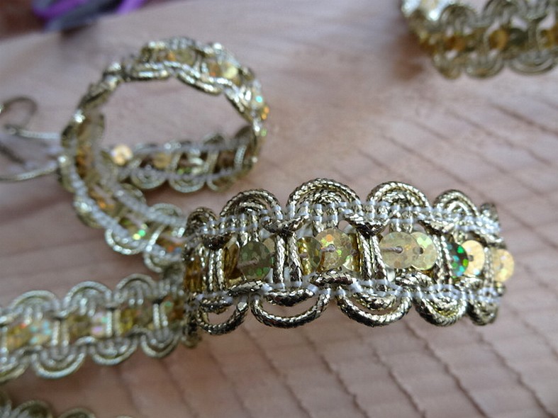 Galon vieil or type croquet et sequins pailletes or 1