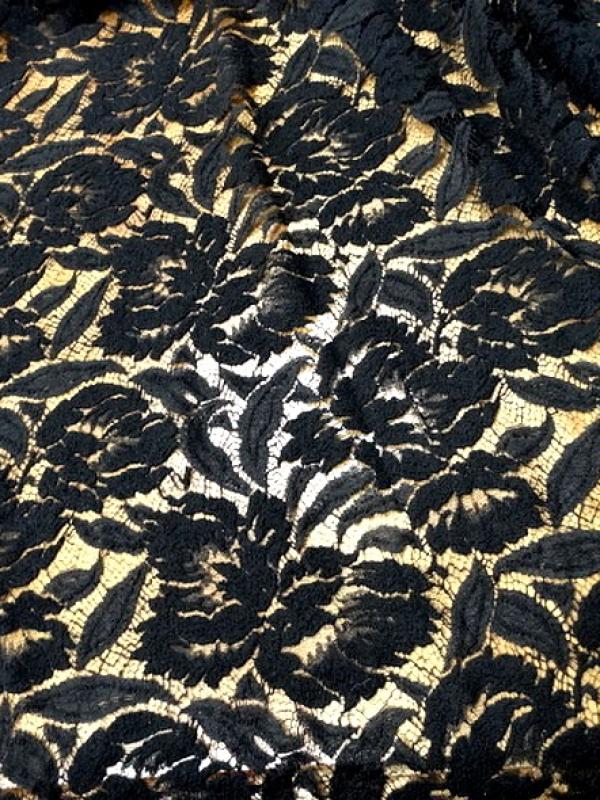 Guipure en laine et soie noire fleurs d hibiscus 1