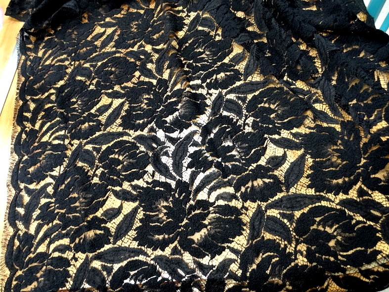 Guipure en laine et soie noire fleurs d hibiscus 1