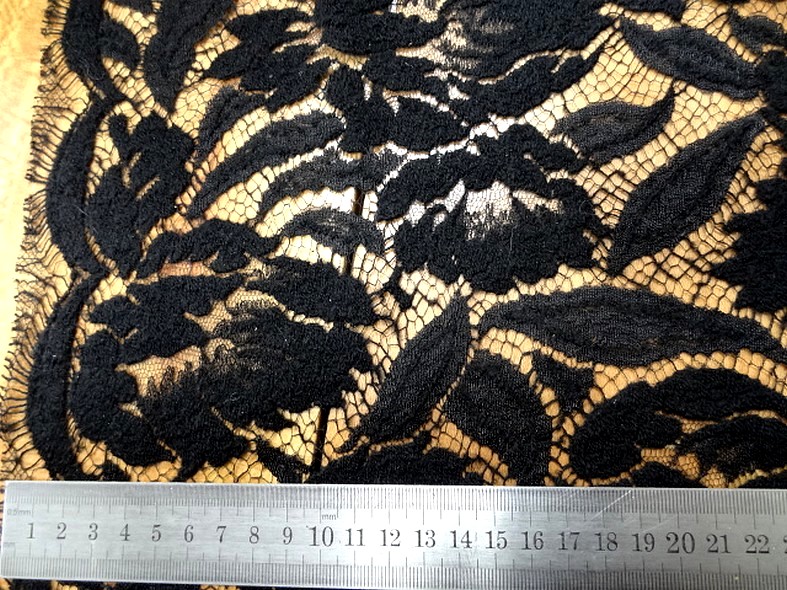Guipure en laine et soie noire fleurs d hibiscus 2