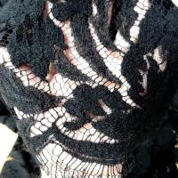 Guipure en laine et soie noire fleurs d hibiscus 3 