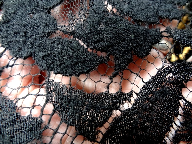 Guipure en laine et soie noire fleurs d hibiscus 5