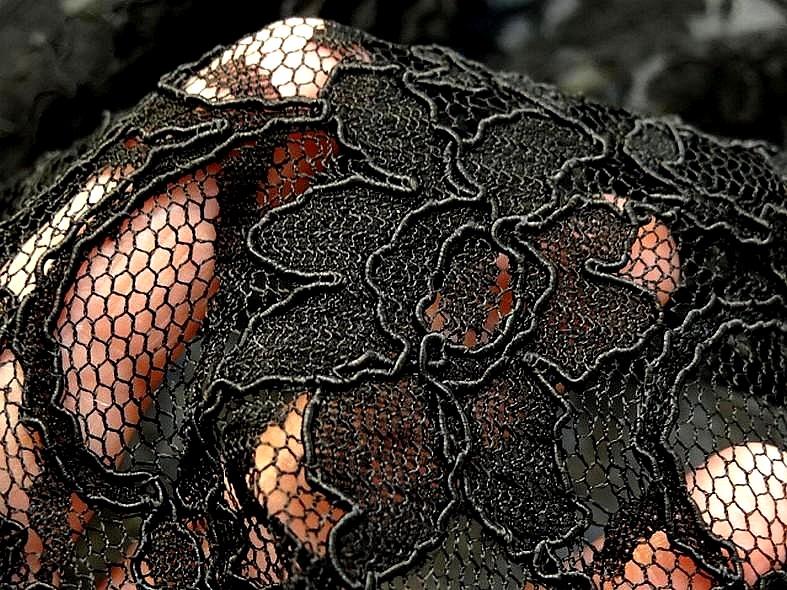 Guipure fleurie noire 1 1