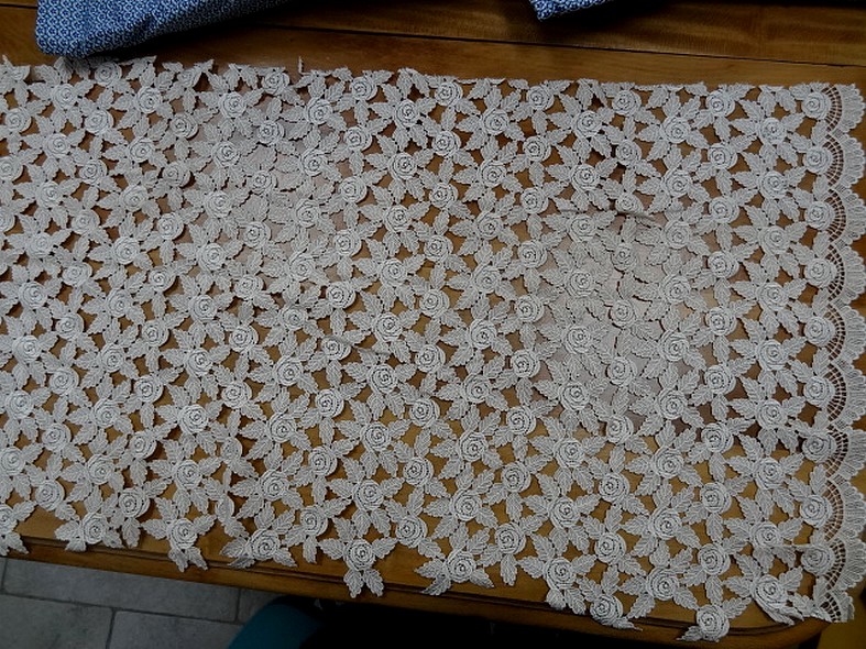 Guipure roses et feuillages festonnee ecru 1