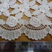 Guipure roses et feuillages festonnee ecru 2