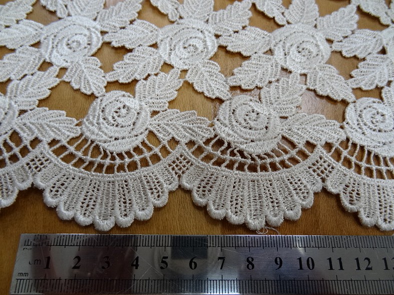 Guipure roses et feuillages festonnee ecru 2