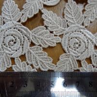 Guipure roses et feuillages festonnee ecru 3 