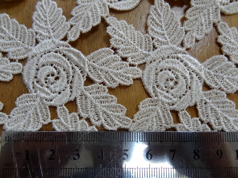Guipure roses et feuillages festonnee ecru 3