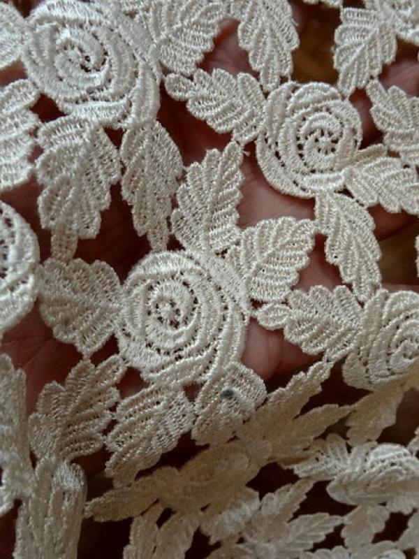 Guipure roses et feuillages festonnee ecru 5 